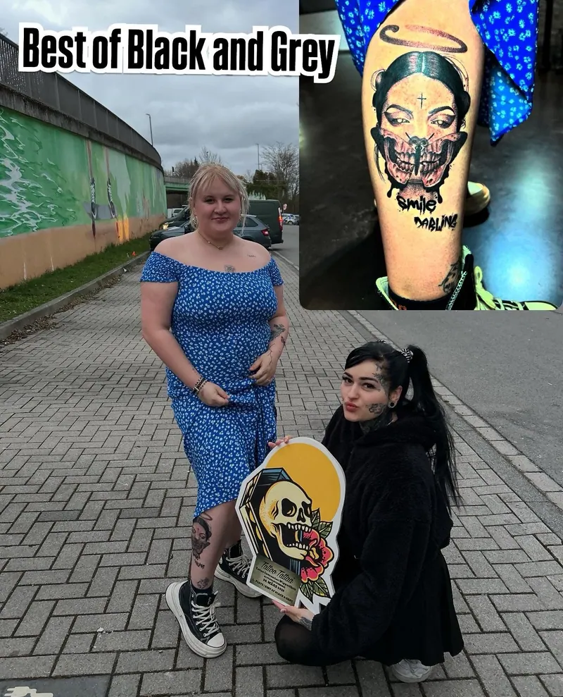 Cindy mit Kundin und Siegerschild „Best of Black and Grey“ auf einer Tattoo-Convention