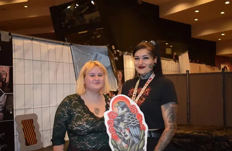 Cindy und ihre Kundin mit Siegerschild bei einer Tattoo-Convention
