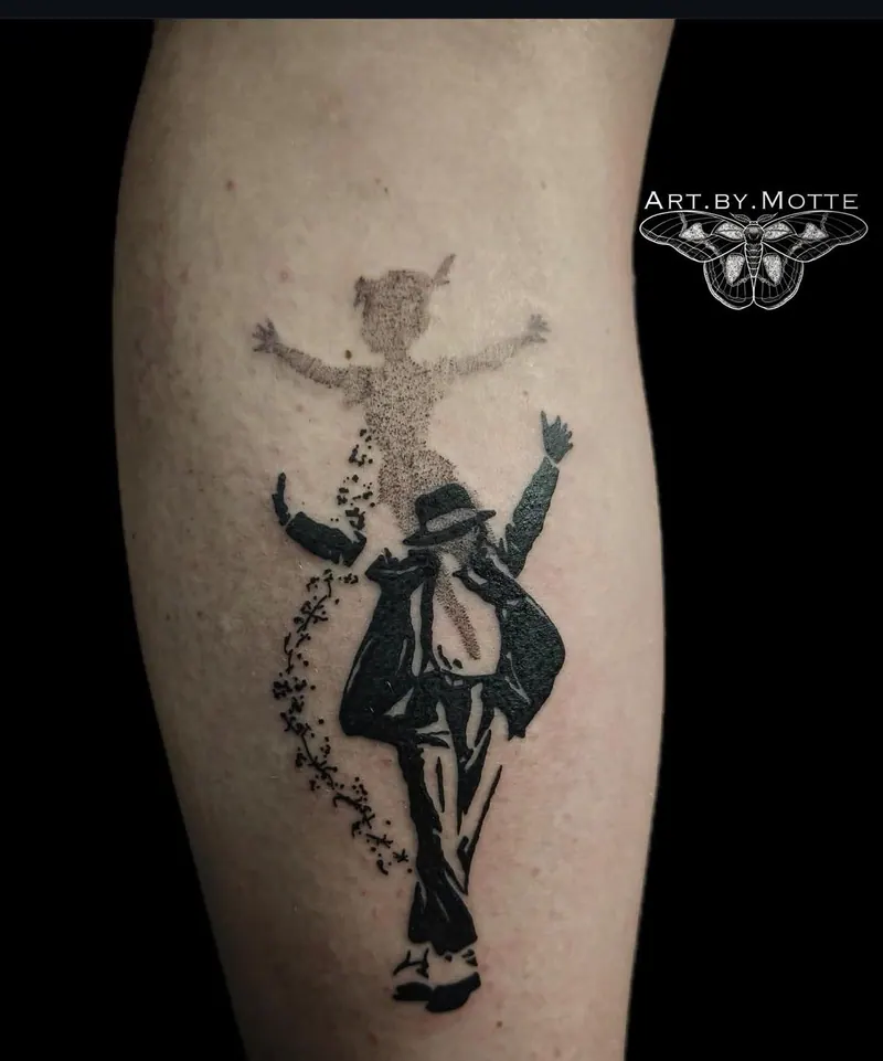 Blackwork-Tattoo der Silhouette eines Tänzers mit Hut, darüber eine schwebende Kinderfigur in Dotwork, am Unterarm, gestochen von Motte