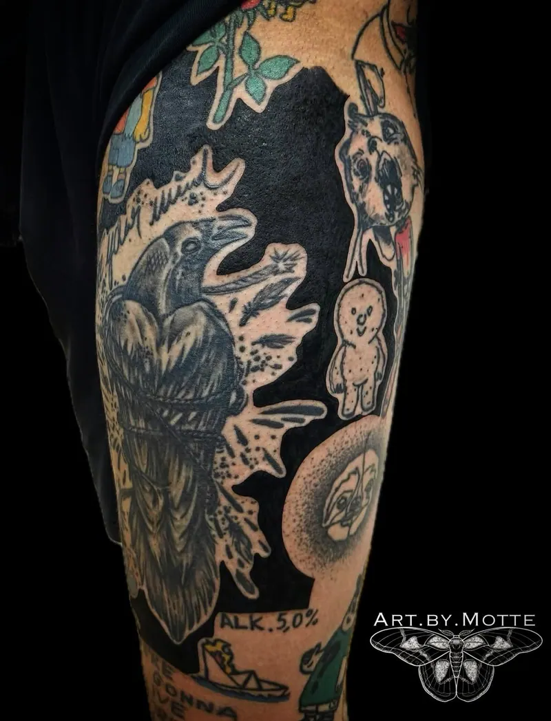 Blackout-Tattoo mit Krähe und kleinen Motiven am Oberarm, gestochen von Motte
