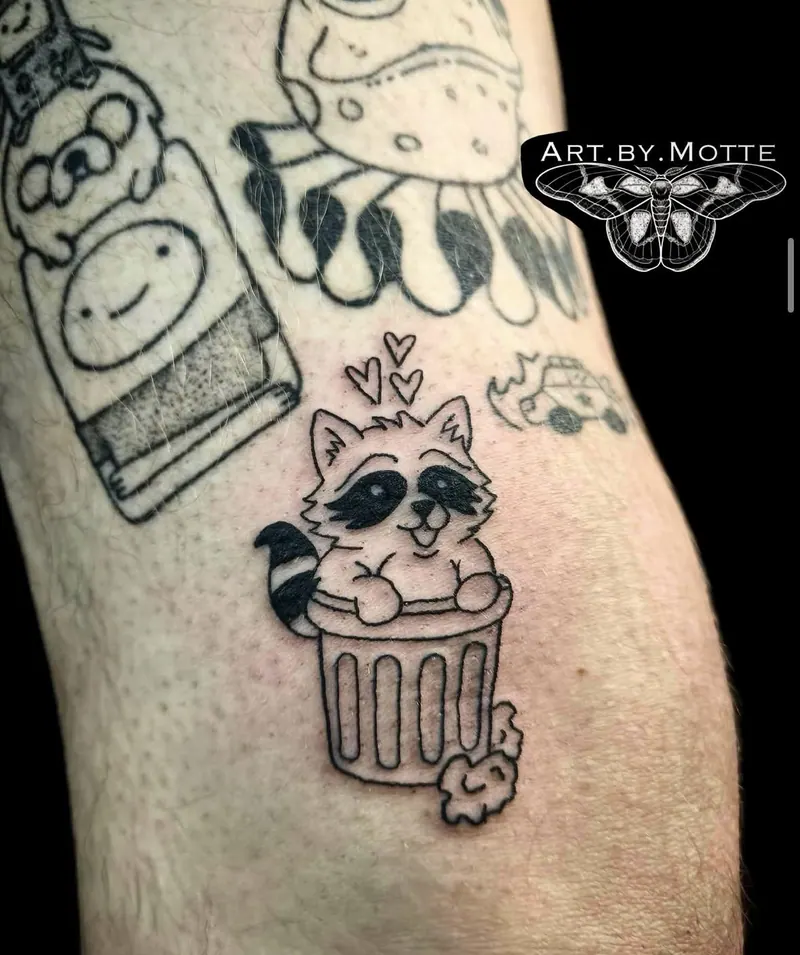 Illustratives Tattoo eines Waschbären in einer Mülltonne mit Herzchen am Arm, gestochen von Motte