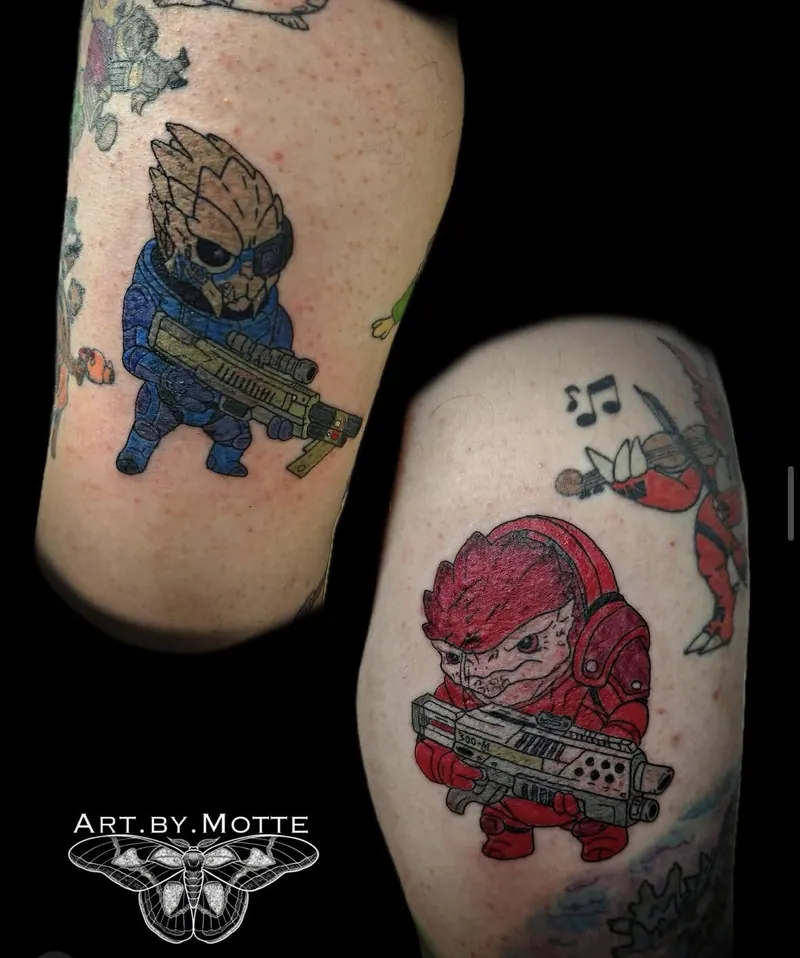 Farbige Comic-Tattoos zweier Sci-Fi-Figuren mit Waffen, gestochen von Motte