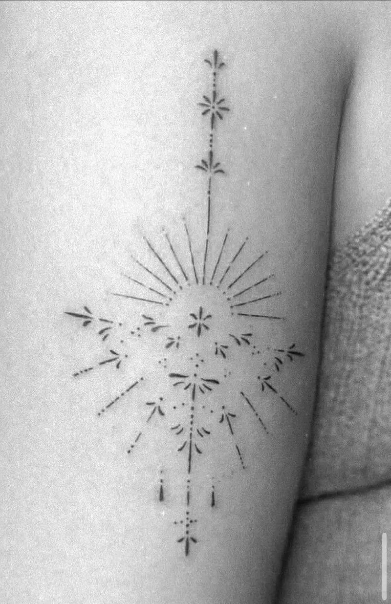 Fineline-Tattoo eines feinen Ornaments mit Strahlen und Punkten am Arm, gestochen von Paul