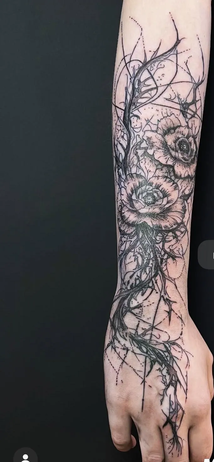 Blackwork-Tattoo von Rosen mit Dornenranken an Unterarm und Hand, gestochen von Paul