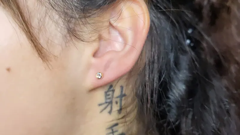 Ohrläppchen-Piercing mit kleinem Stecker, gestochen von Levent