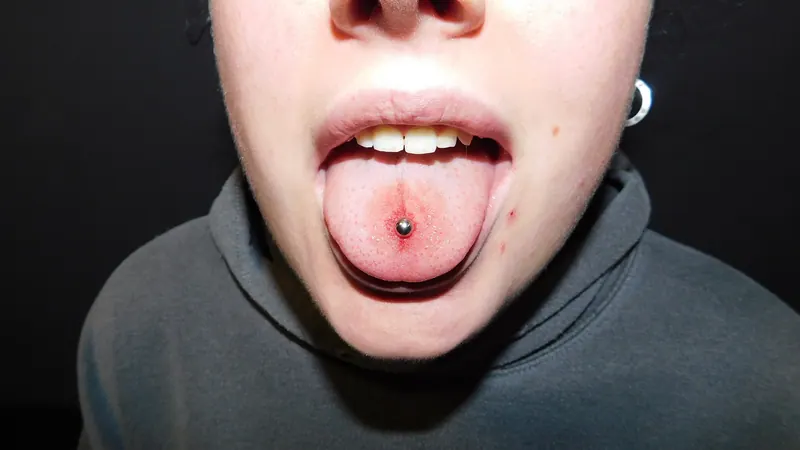Zungenpiercing mit Stab, gestochen von Levent