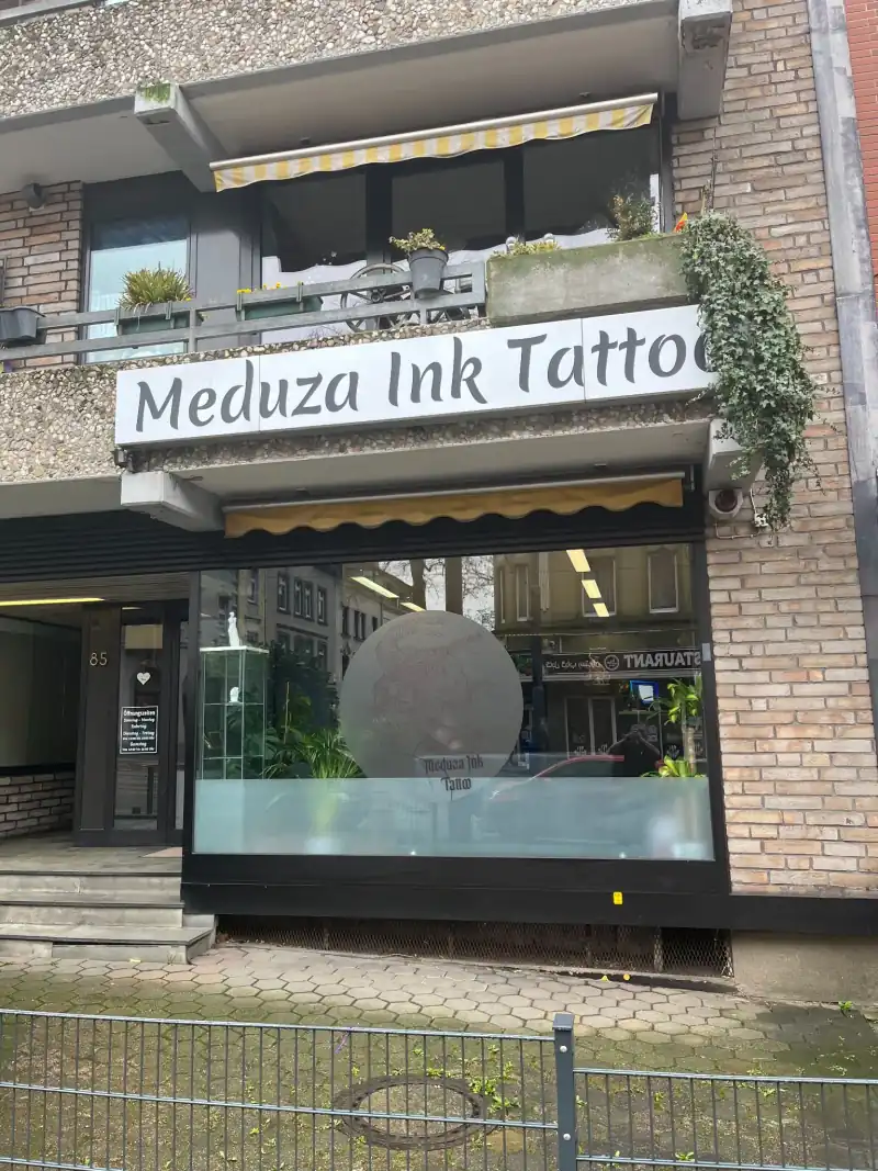 Außenansicht von Meduza Ink in Gelsenkirchen-Buer mit Schriftzug über der Fensterfront